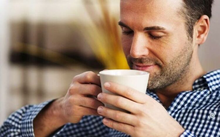 男人喝一口杂草茶可以增强效力